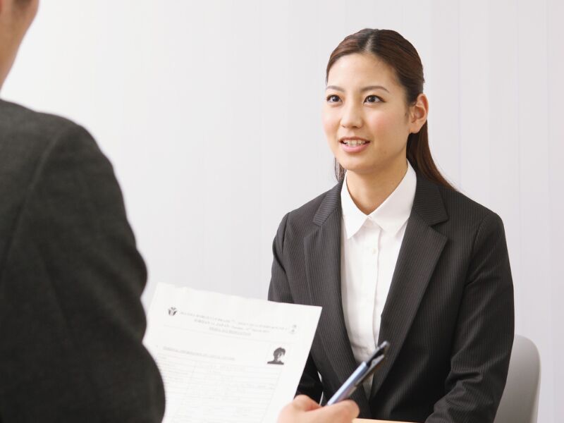 Mulher em entrevista de emprego olhando para o entrevistador