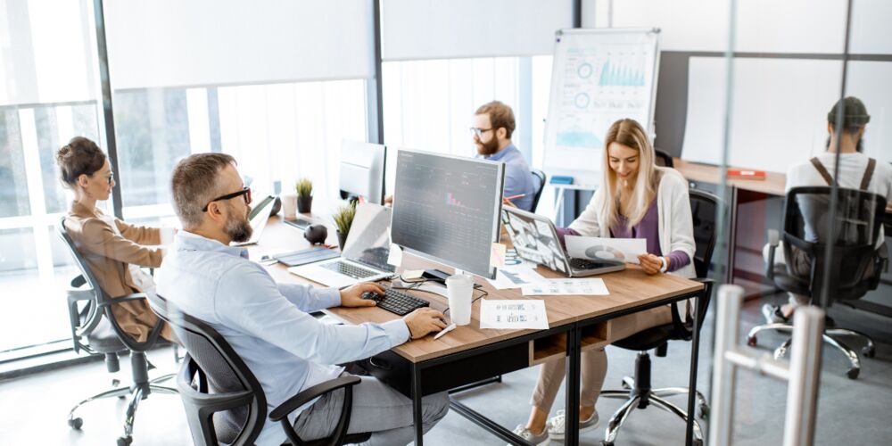 Equipa de trabalho em escritório moderno
