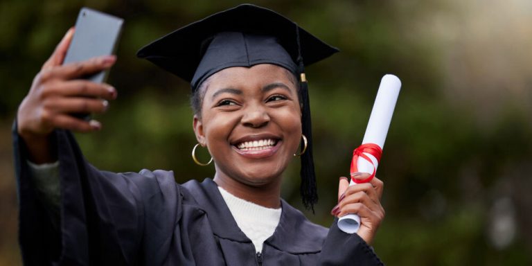 Estudante feliz fazendo selfie após colação de grau