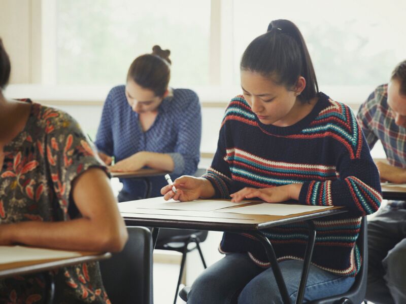 estudantes fazendo prova em sala de aula