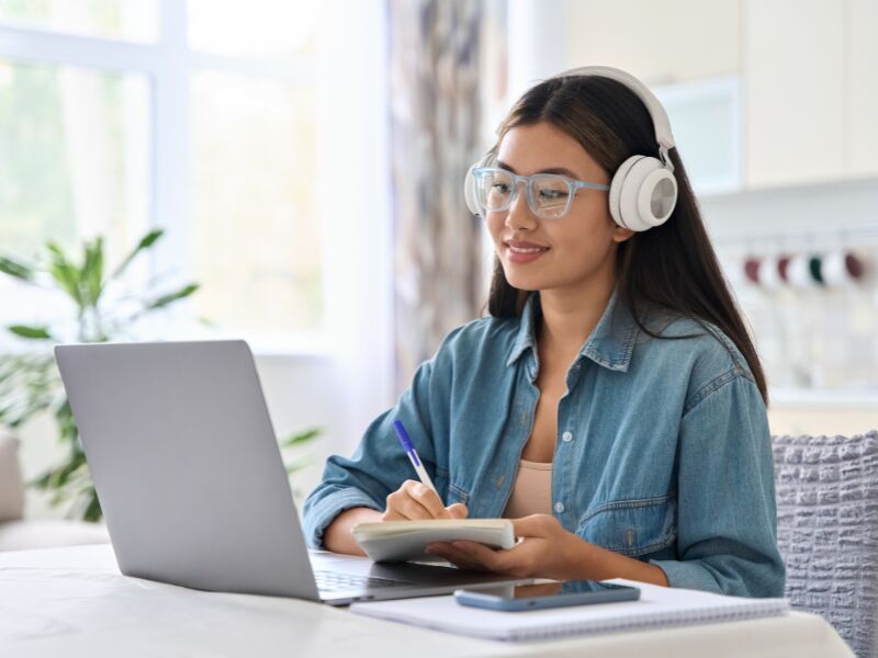Jovem estudando com laptop e fones de ouvido