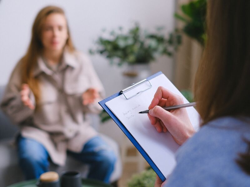 Entrevista com anotações em um caderno