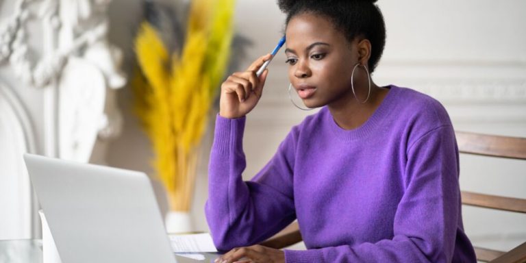 Mulher analisando informações em um laptop