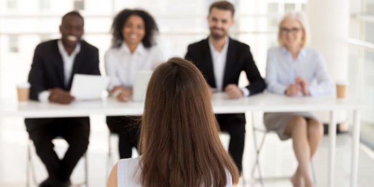 Entrevista de emprego com candidatos e avaliadores.