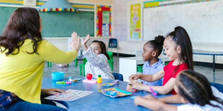 Crianças brincando e aprendendo em sala de aula