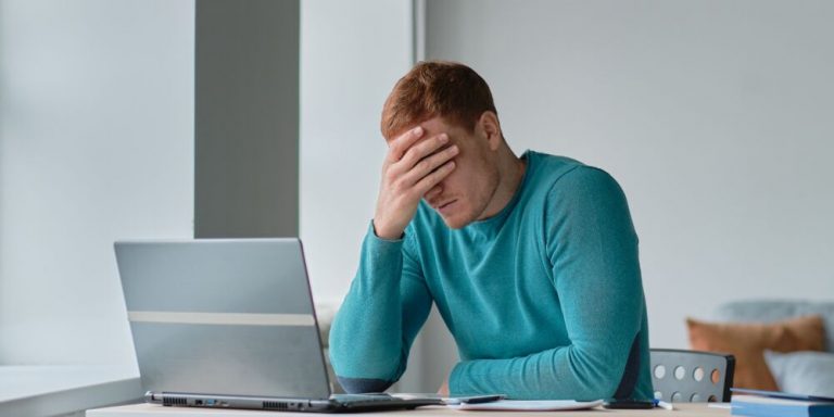 Homem estressado trabalhando no computador