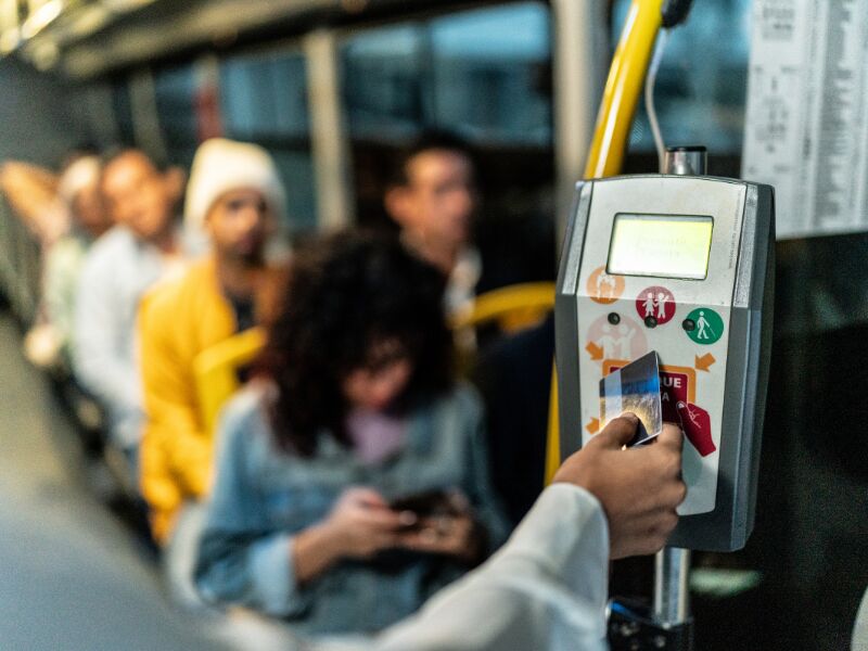 Passageiro validando bilhete em ônibus