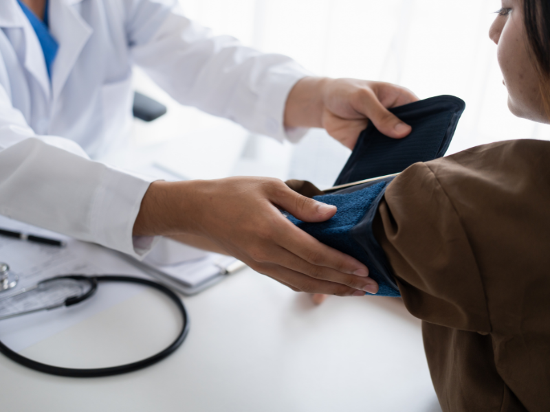 Médico medindo pressão arterial de paciente