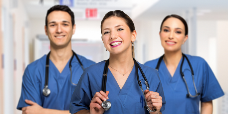 Profissionais de saúde sorrindo em hospital