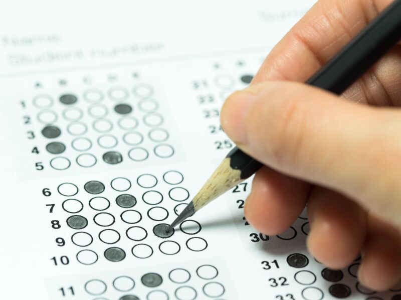 Teste de múltipla escolha sendo preenchido com lápis.