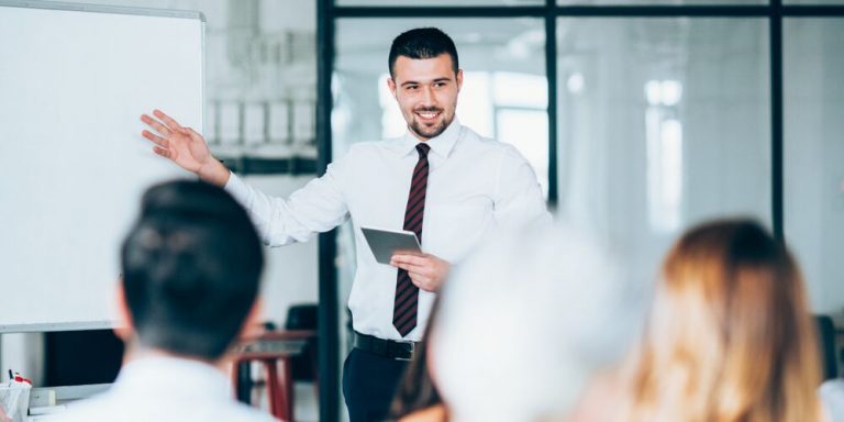 Homem apresentando em sala de aula moderna