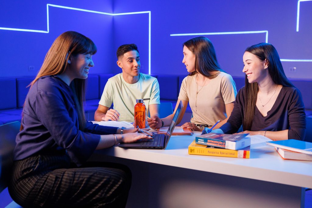 Jovens conversando e estudando